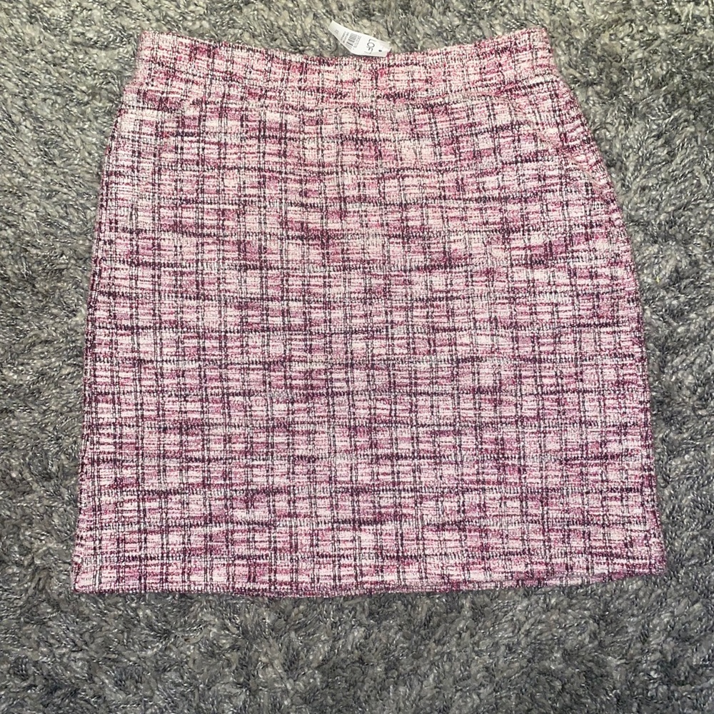 Tag on, comfy skirt adorable for work/casual